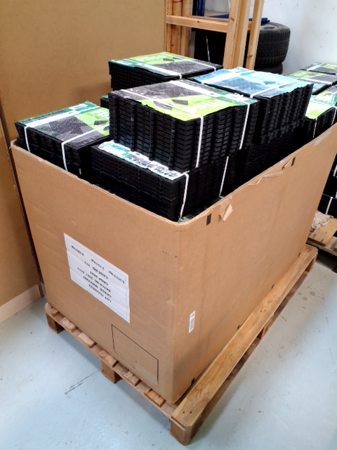 Parti af clickfliser i sort plast, Ialt 25 pakker = 25 m2